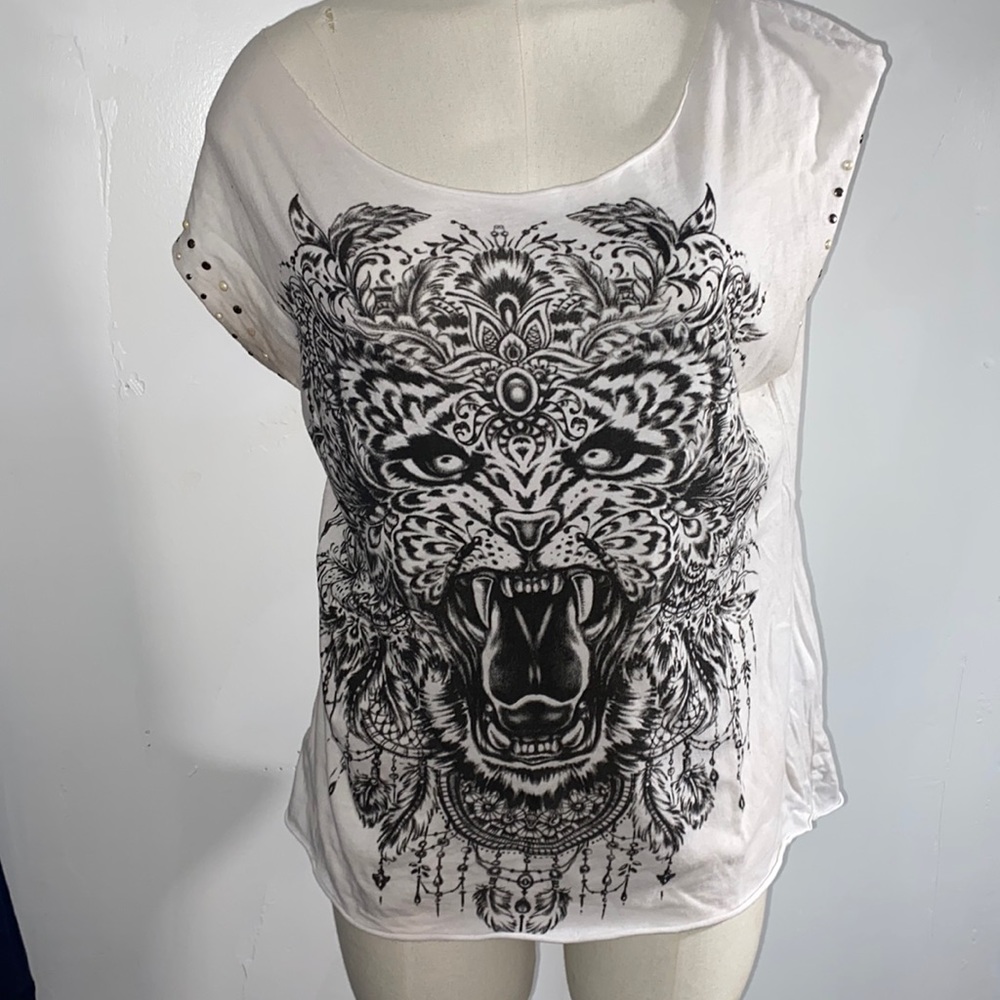 Amisu xs howling tiger white tee